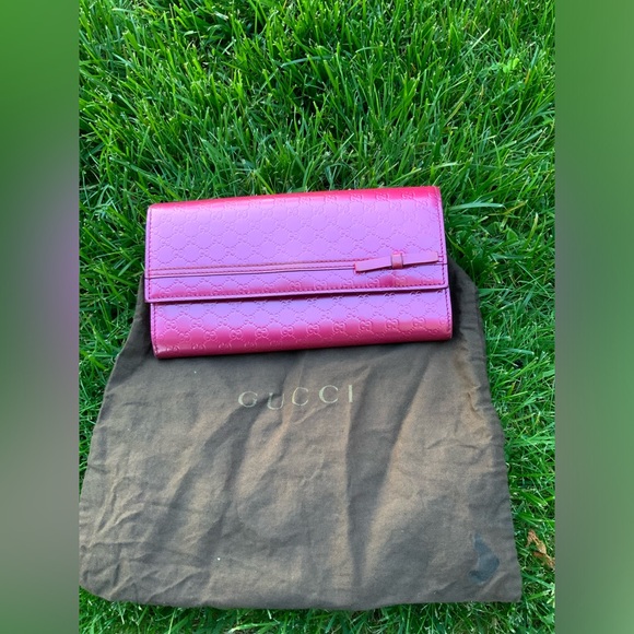 Gucci Handbags - Auth Gucci Fold Chain Long Wallet MicroShima fuchsia Patent Leather